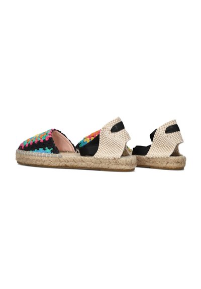 Kleurrijke geweven espadrilles met een zwarte basis, een meerkleurig patroon op de bovenkant en beige gevlochten jute zolen met zwarte accenten.
