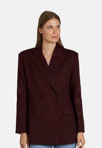 Bordeaux dubbel-breasted blazer met een gestructureerd ontwerp, decoratieve gestikte accenten op de mouwen en een geknikte kraag.