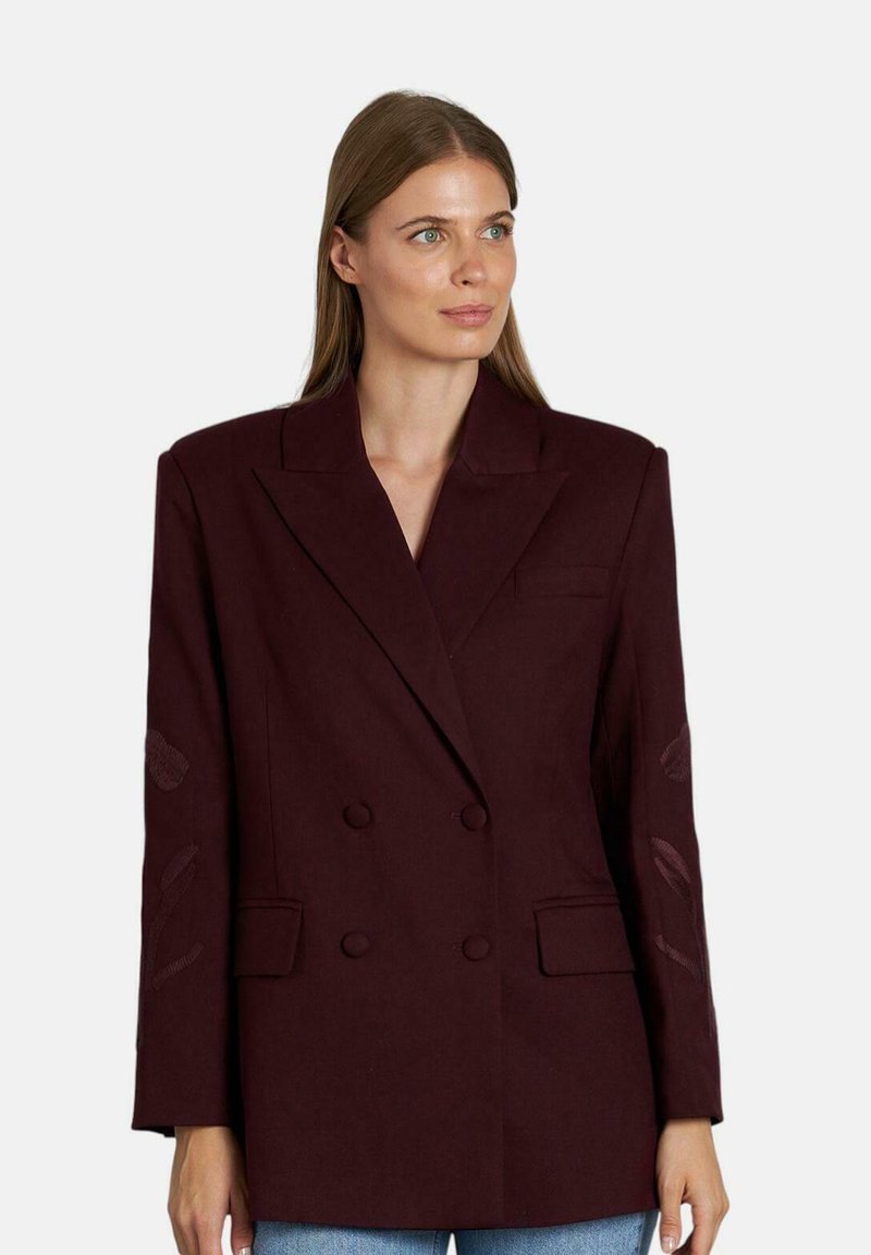 Bordeaux dubbel-breasted blazer met een gestructureerd ontwerp, decoratieve gestikte accenten op de mouwen en een geknikte kraag.