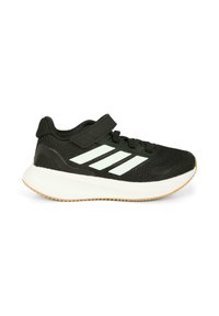 Zwarte sportschoen met een ademend bovenwerk van mesh, witte accenten, een verstelbare strap en een gevoerde witte tussenzool. Rubberen buitenzool voor grip.