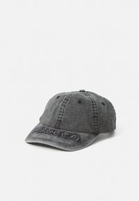 Graue Denim-Baseballmütze mit gesticktem "WASTED" auf der Vorderseite, gebogenem Schirm, sechspaneliger Konstruktion und verstellbarem Riemen hinten.