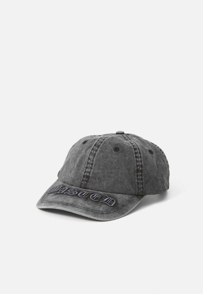 Graue Denim-Baseballmütze mit gesticktem "WASTED" auf der Vorderseite, gebogenem Schirm, sechspaneliger Konstruktion und verstellbarem Riemen hinten.