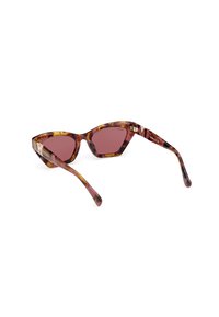 Ochelari de soare cu formă de ochi de pisică, cu un model de țestoasă burgundă, lentile de culoare roz și brațe subțiri cu accente metalice.