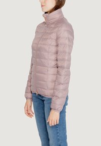 Giubbotto piumino rosa chiaro con colletto alto, cuciture orizzontali e zipper anteriore. Presenta un logo sottile e una texture flessibile.