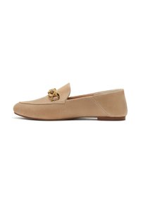 Beige Wildlederschlüpfschuhe mit spitzem Zehenbereich, ausgestattet mit einem goldfarbenen Hardware-Detail auf dem Blatt und einem niedrigen, flachen Absatz.