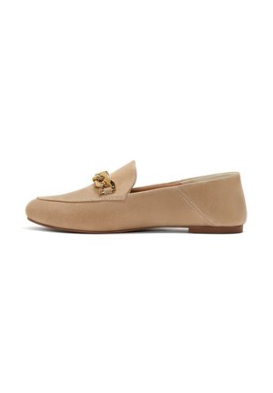 Mocassini in suede beige con punta affusolata, caratterizzati da un dettaglio in metallo dorato sul davanti e una suola bassa e piatta.