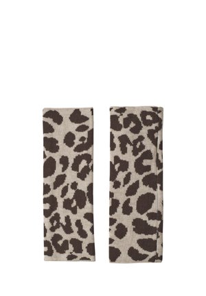 Par beige strikkede armvarmere med brunt leopardmønster, lagt fladt på hvid baggrund.