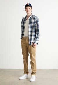 Tommy Hilfiger DENTON PRINTED STRUCTURE - Chino-püksid - safari