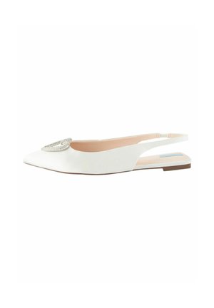 Valkoiset slingback-tasapohjaiset kengät, joissa on teräväkärkinen muotoilu, sileä pinta ja koristeellinen kristalli aksentti kengän päällä. Tasapohja helppoa käyttöä varten.