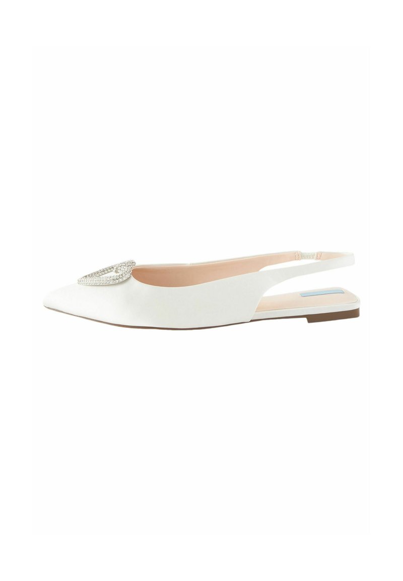 Baltos slingback balerinos su smailiu padu, lygia tekstūra ir dekoratyvine kristalo detalė ant priekinės dalies. Plokščias padas patogiam nešiojimui.