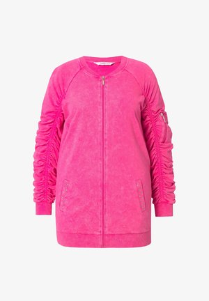Chaqueta rosa con cremallera, con puños acanalados, que presenta detalles fruncidos a los lados y un bolsillo con cremallera. Fabricada en una suave tela texturizada.