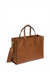 Sac tote en cuir marron avec double poignées, une bandoulière amovible et une texture lisse. Présente une couture subtile et un détail de logo.