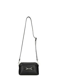 Černá kožená crossbody taška s texturovaným povrchem, stříbrnou kovovou součástí a detaily uzávěru. Obsahuje dlouhý nastavovací popruh pro všestranné nošení.