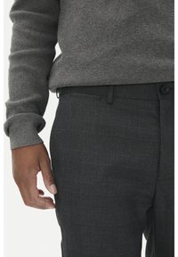 Matinique LIAM  - Auduma bikses - dark navy