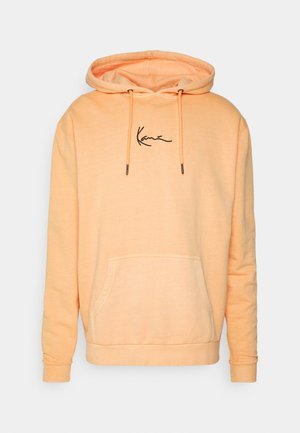Katoenen hoodie in een zachte perzikkleur met een zwart scriptlogo op de borst, een kangoeroezak en geribde boorden en onderrand.