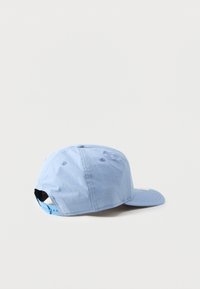 Svijetloplavi šešir s zakrivljenim vizirima, izrađen od lagane tkanine, s kontrastnim plavim podesivim remenom straga i ventilacijskim otvorima.