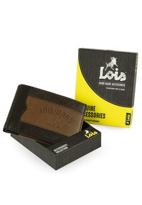 Cartera de cuero marrón con superficie texturizada, que presenta un parche de marrón más claro y un logotipo grabado, colocada en una caja de cartón bicolor.