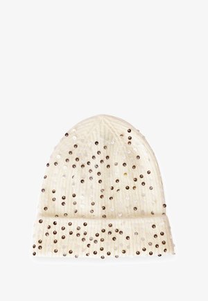 Berretto lavorato a maglia di colore crema, caratterizzato da un design a coste, abbellito con paillettes metalliche di varie dimensioni sulla superficie.