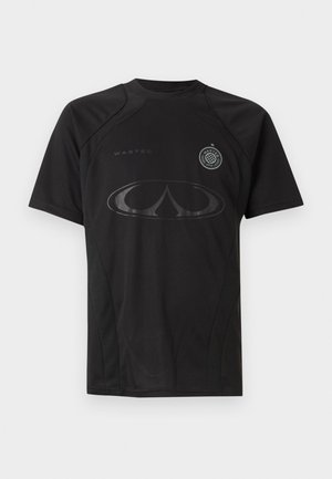 Μαύρο αθλητικό T-shirt με κοντά μανίκια, με διακριτικό γυαλιστερό λογότυπο στο στήθος και μικρό στρογγυλό έμβλημα στην πάνω αριστερή πλευρά.