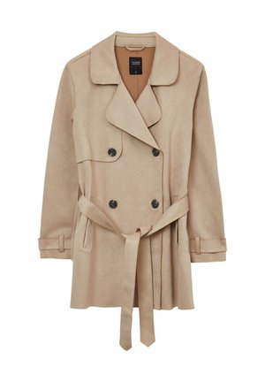 Trench-coat beige à double boutonnage en tissu doux, avec un col à revers, des boutons noirs et une ceinture assortie à la taille.