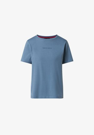 Camiseta de algodón azul claro con mangas cortas, escote redondo y logo bordado "NORTH SAILS" centrado en el pecho.