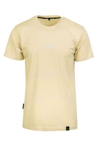 Helles gelbes Baumwoll-T-Shirt mit Rundhalsausschnitt, kurzen Ärmeln und einem dezenten weißen Logo auf der Brust. Mit einem schwarzen Markenetikett am Saum.