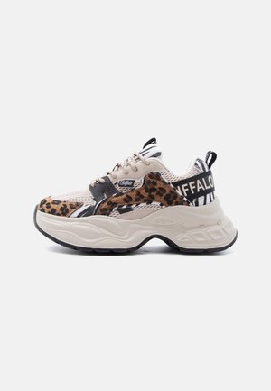 Kraftig sneaker med beige mesh, leopard- og zebramønstrede accenter, sorte detaljer og "Buffalo"-mærke på tyk hvid sål og hælrem.