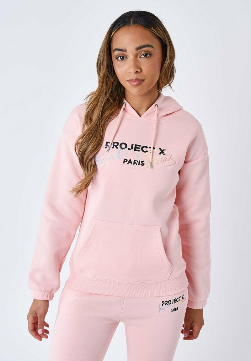 Felpa leggera rosa con cappuccio e tasca frontale, decorata con testo nero e multicolore "PROJECT X PARIS". Polsini e orlo a coste.