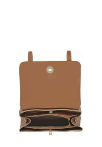 Sac à main en cuir marron avec deux poignées supérieures, une fermeture à pression et une poche intérieure zippée. Présente un design structuré et une texture lisse.