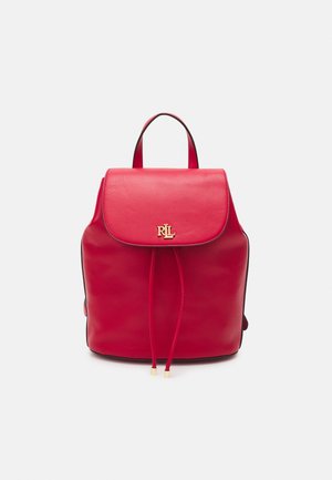 Mochila de cuero rojo con cierre de cordón, tapa con solapa y detalle de logo dorado. Textura lisa y detalle de ribete negro en los bordes.