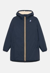 Parka bleu marine avec capuche, doublure en polaire crème, fermeture éclair à l'avant avec des rayures jaunes et rouges, et poches latérales. Dotée de manches longues.