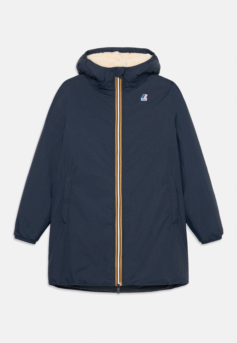 Parka bleu marine avec capuche, doublure en polaire crème, fermeture éclair à l'avant avec des rayures jaunes et rouges, et poches latérales. Dotée de manches longues.