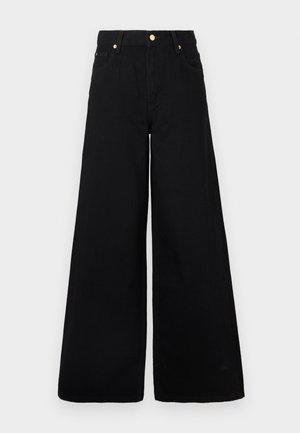 Jean noir à jambes larges en denim, avec une taille haute, deux poches avant et des accents en métal doré au niveau de la ceinture.