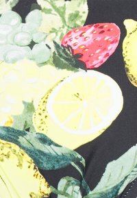 Padrão com várias frutas, incluindo uvas verdes, um morango e limão, num fundo escuro. As cores são vibrantes com formas orgânicas.