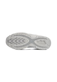 Semelle de chaussure de sport grise avec un motif texturé, présentant des rainures et des sculptures pour une meilleure adhérence. Matériau en caoutchouc lisse avec une forme courbée.