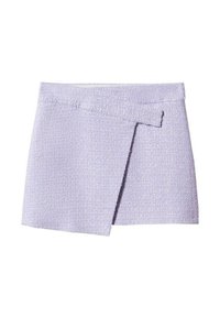 Mini-jupe tissée lavande avec un design portefeuille, présentant un tissu texturé et une subtile brillance. Taille plate avec un accent de lien latéral.