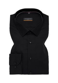 Zwart slimfit overhemd gemaakt van gladde stof, met een omgeslagen kraag, vijf knopen en een manchetdetail met één knoop. Label zichtbaar aan de binnenzijde van de kraag.