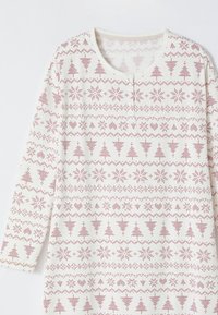 Camisa de manga larga en beige claro con patrones geométricos rojos que incluyen árboles, corazones y copos de nieve; presenta un escote redondo y cierre de botones.