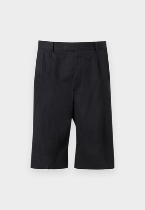 Pantalones cortos negros a la rodilla, entallados, con trabillas para cinturón y pinzas delanteras, extendidos sobre un fondo gris claro.