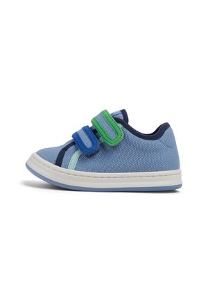 Helle blaue Sneaker mit strukturiertem Stoff, dunkelblauen und grünen Klettverschlüssen sowie weißer Gummisohle. Verfügt über gestickte Akzente und eine abgerundete Zehenpartie.