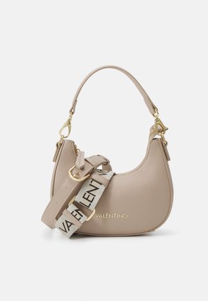 Beige Valentino handtas met gebogen vorm, gouden hardware en afneembare stoffen schouderband bedrukt met "VALENTINO" in zwarte letters.
