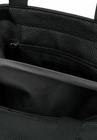 Bolso tote de cuero negro con un exterior texturizado. El interior cuenta con un forro gris suave y un bolsillo con cremallera. Dos asas resistentes.