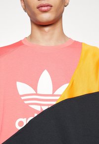 adidas Originals Triko s potiskem - black