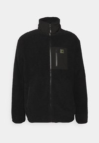 Chaqueta de forro polar negra con cuello alto, tela texturizada, bolsillo con cremallera en el frente y un pequeño parche con logo en el pecho. Cuenta con mangas largas.