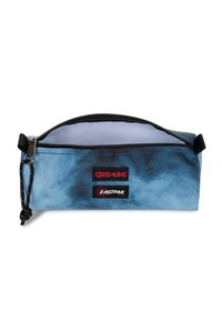 Étui à crayons en tissu bleu avec un motif nuage, doté d'une fermeture éclair noire et d'un tirette, ainsi que des logos pour Gremlins et Eastpak à l'avant.