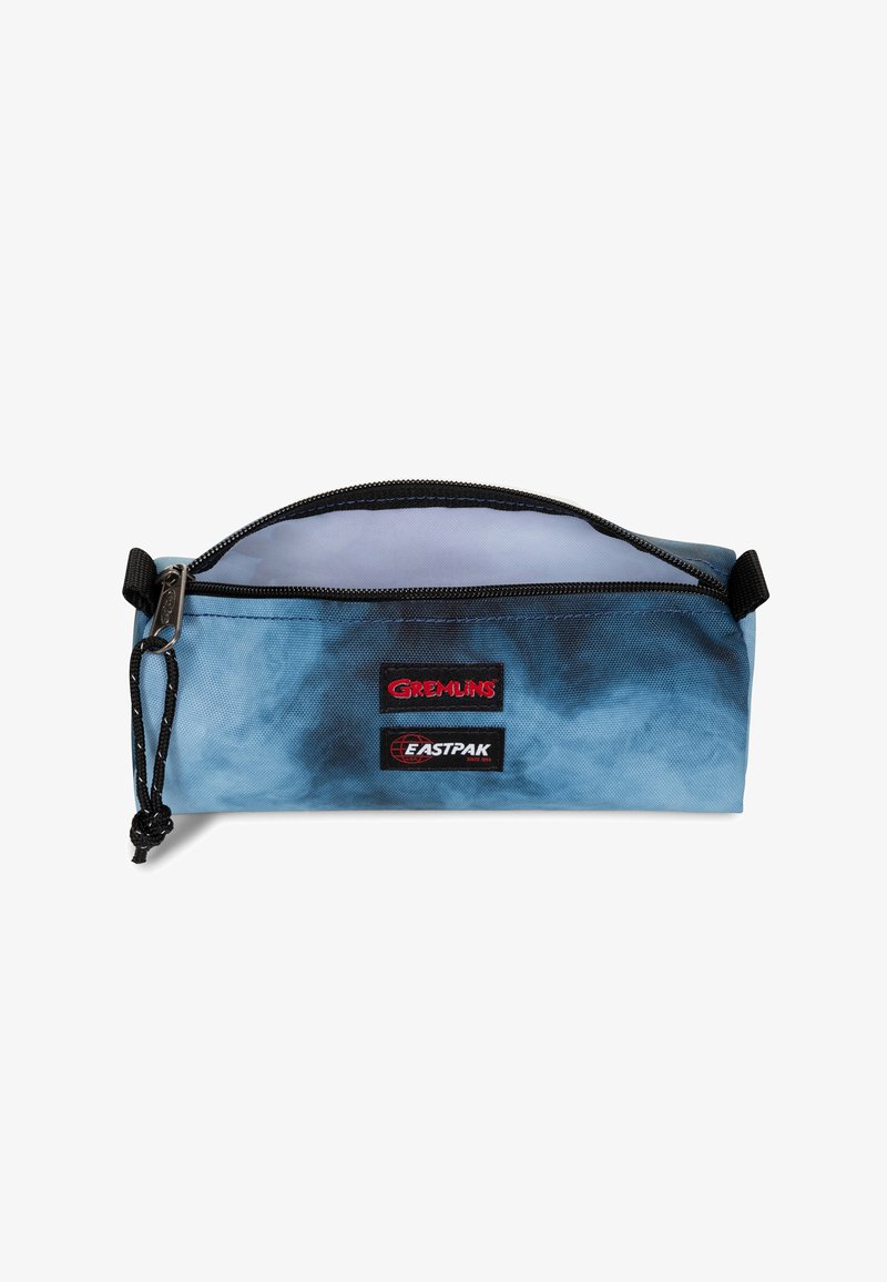Étui à crayons en tissu bleu avec un motif nuage, doté d'une fermeture éclair noire et d'un tirette, ainsi que des logos pour Gremlins et Eastpak à l'avant.