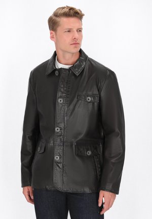 Veste en cuir noir avec un col, fermeture à boutons à l'avant et quatre poches avant. Présente une texture lisse et une silhouette cintrée.