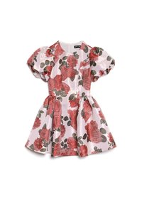 Φλοράλ φόρεμα με φουσκωτά κοντά μανίκια, διακοσμημένο με κόκκινα τριαντάφυλλα και πράσινα φύλλα σε λευκό φόντο, με σούρες στη μέση και φαρδιά φούστα.