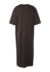 Robe marron foncé, longueur genou, manches courtes, col rond et coupe droite, vue de dos sur fond blanc.