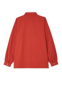 Punainen pitkähihainen paita, jossa on avara kaulakanta, nappikaulukset ja suora leikkaus. Valmistettu sileästä ja kevyestä kankaasta.